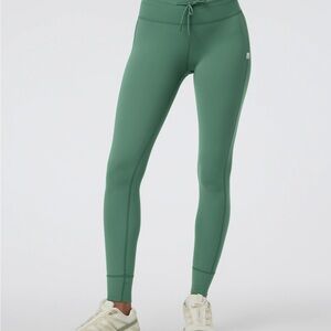 Vuori Daily Leggings in Hedge Green